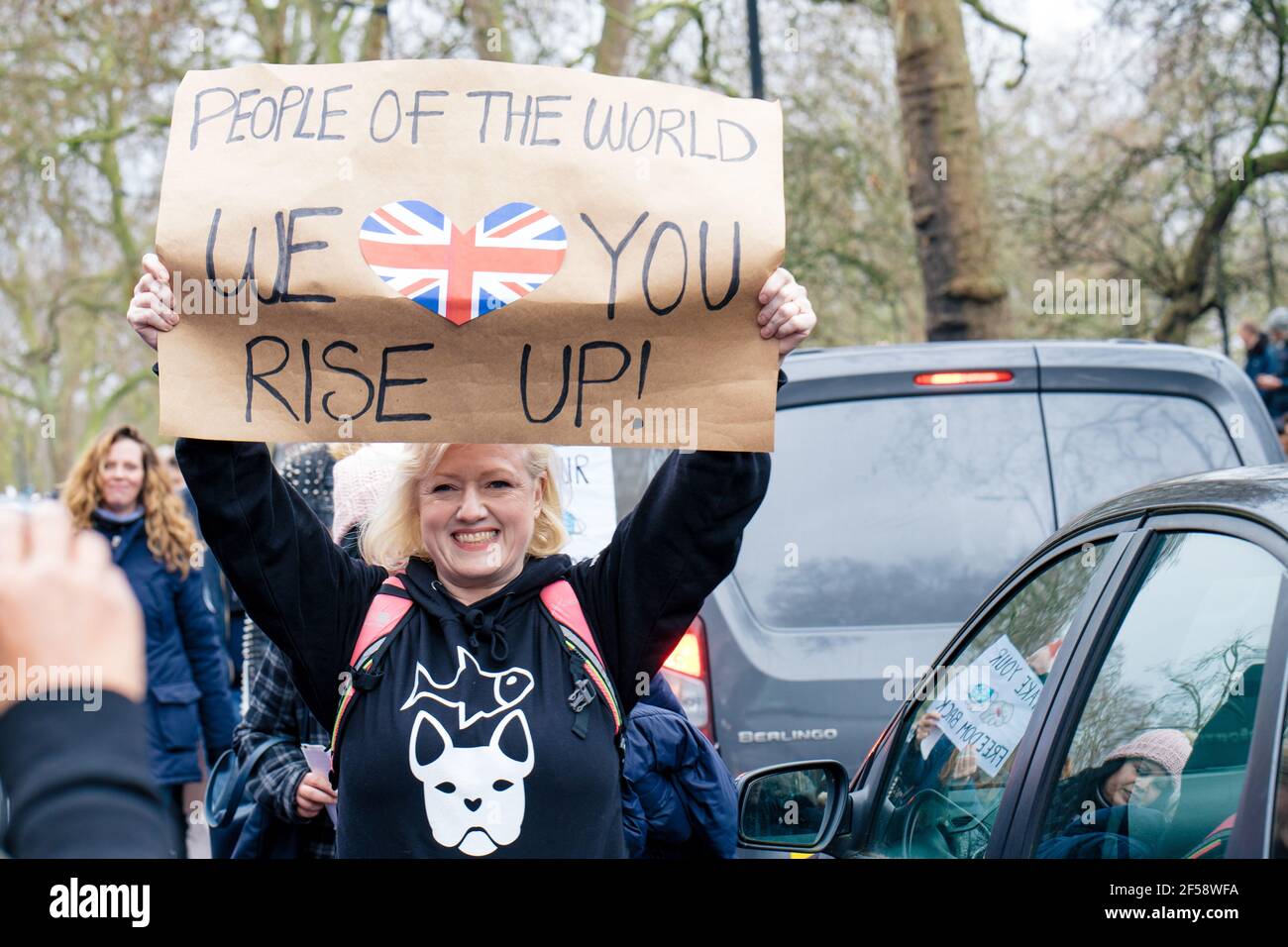 Londres, Reino Unido, 20th de marzo de 2021. Alrededor de 6000 manifestantes contra el bloqueo y la vacunación y contra la Policía, el crimen, la sentencia y los tribunales Bill march en el centro de Londres. La protesta comenzó en Hyde Park con una serie de detenciones y un discurso de Piers Corbyn, que se presenta a la alcaldía de Londres, marchó sin problemas por el centro de Londres y terminó con un puesto de atrás en Hyde Park entre unos 200 manifestantes y la policía antidisturbios restantes. Una mujer sostiene un cartel instando al pueblo británico a levantarse Foto de stock