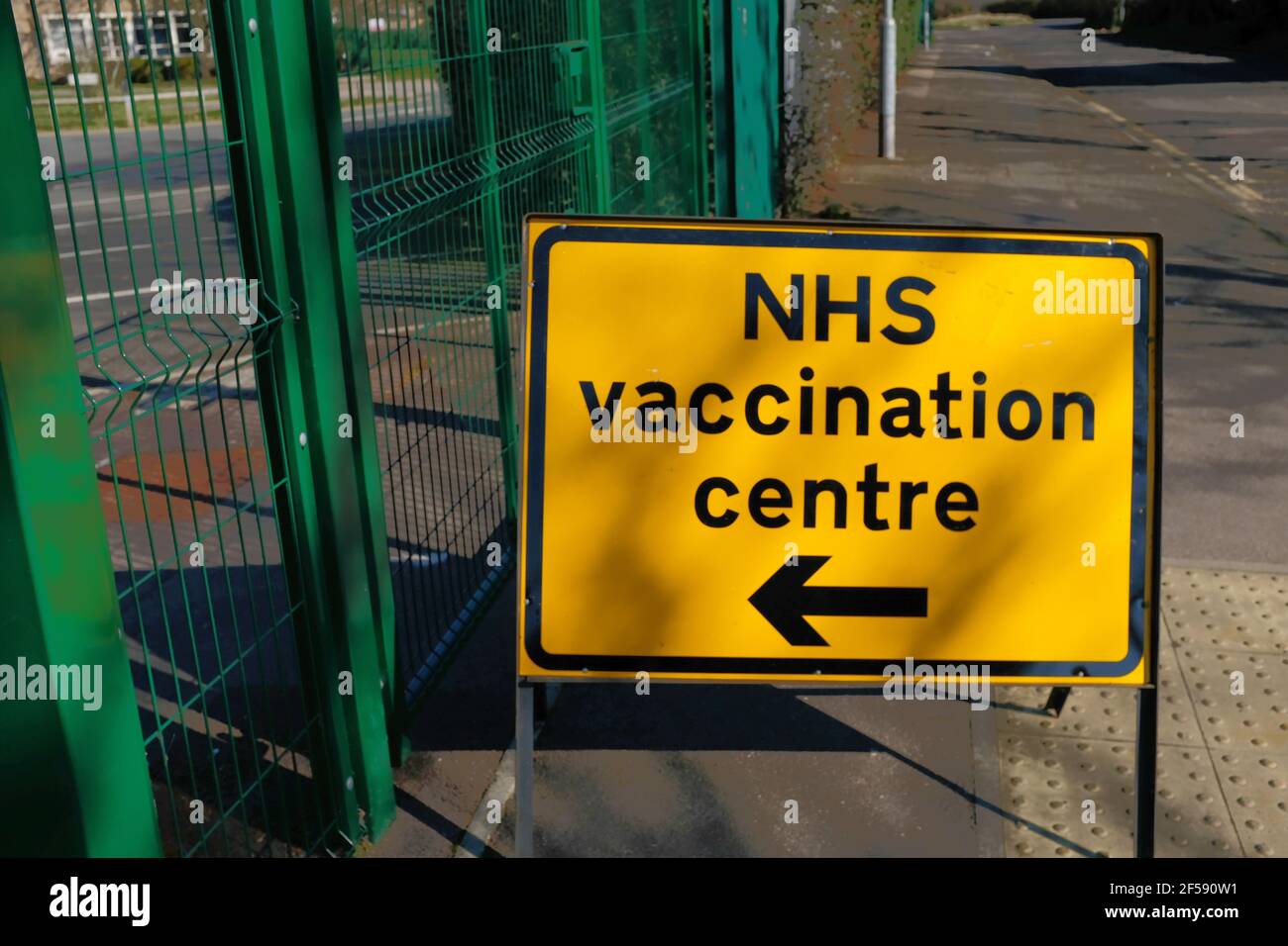 Señal de carretera al centro de vacunación de NHS, Inglaterra Foto de stock