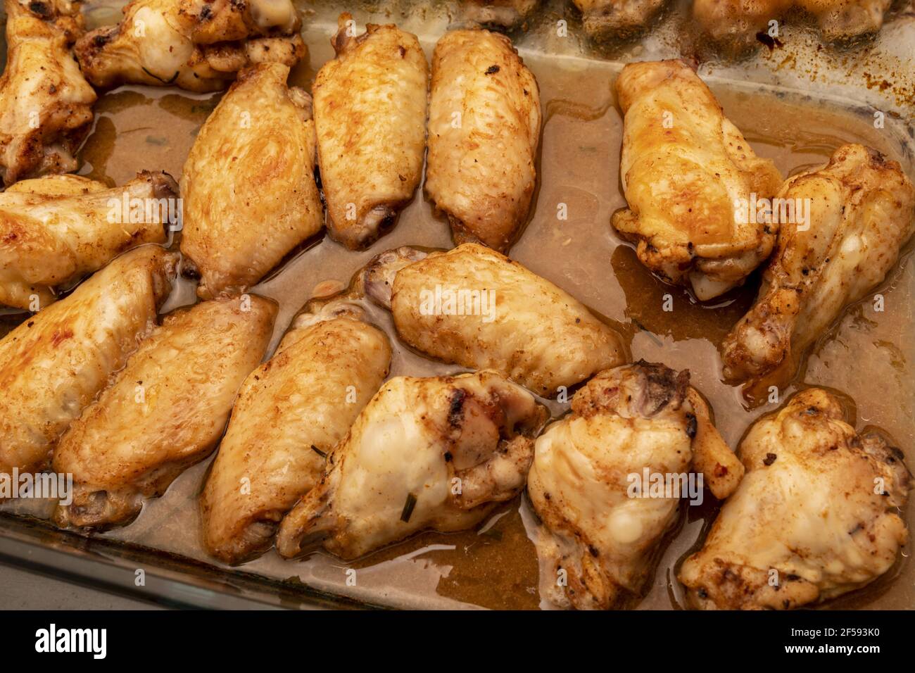 Alitas de pollo asadas en casa con salsa de miel en una bandeja para  hornear Fotografía de stock - Alamy
