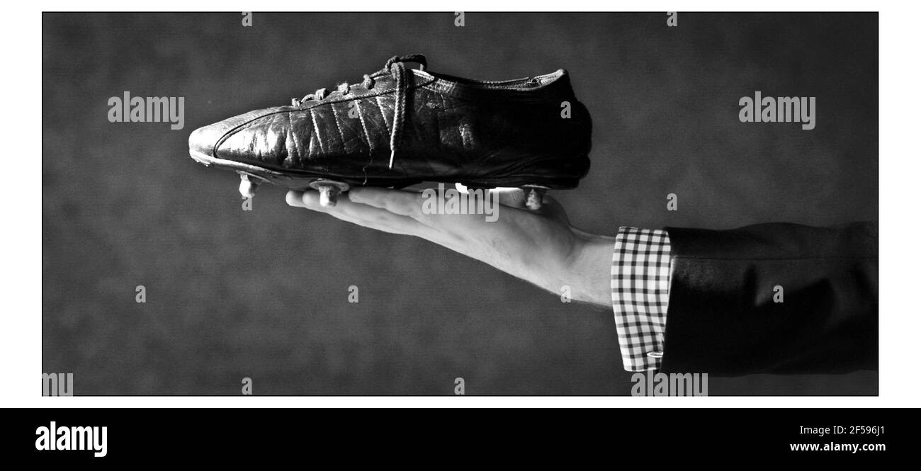 Venta de objetos de fútbol en Christies West London.Botas de cuero negro de  Pele usadas por el brasileño cuando anotó su gol de carrera de  1000th.Estimado en 8000-12000 la suela izquierda lleva