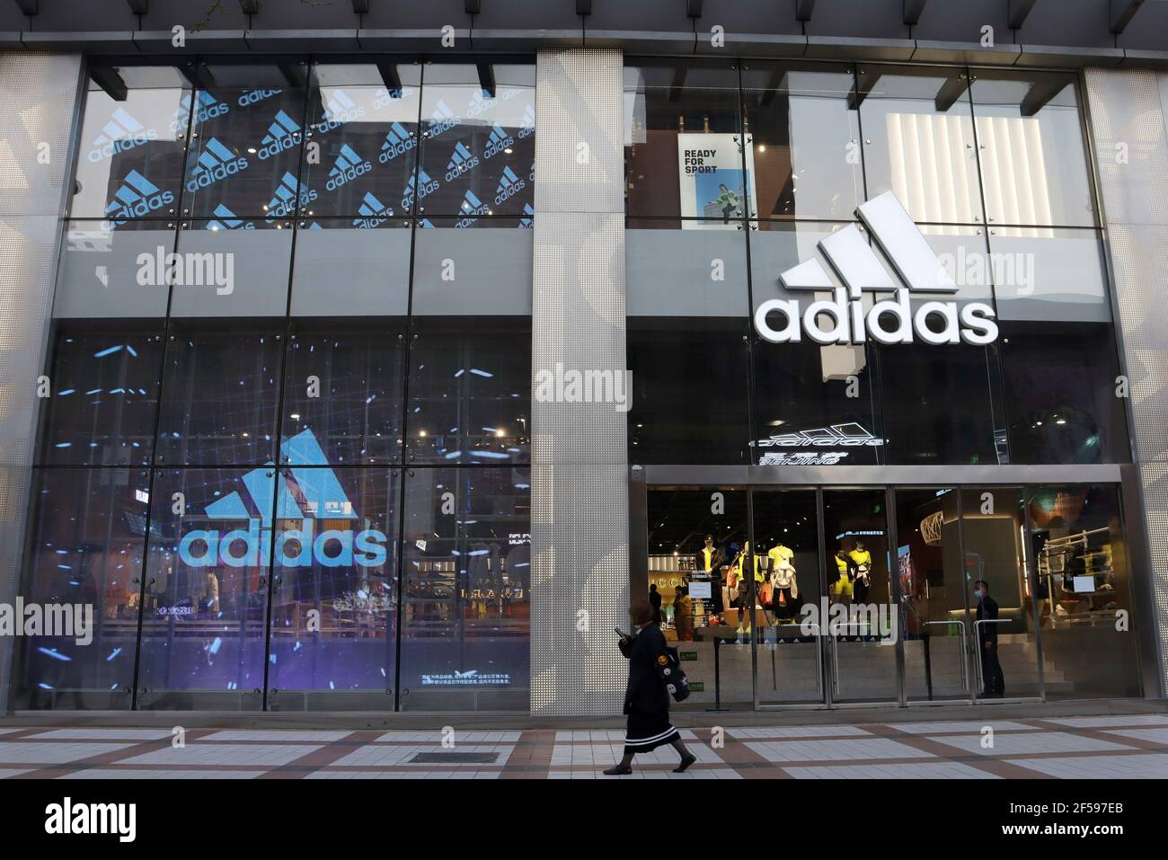 Una mujer pasa por una tienda de artículos deportivos Adidas en un centro  comercial en Beijing, China 25 de marzo de 2021. REUTERS/Florencia lo  Fotografía de stock - Alamy