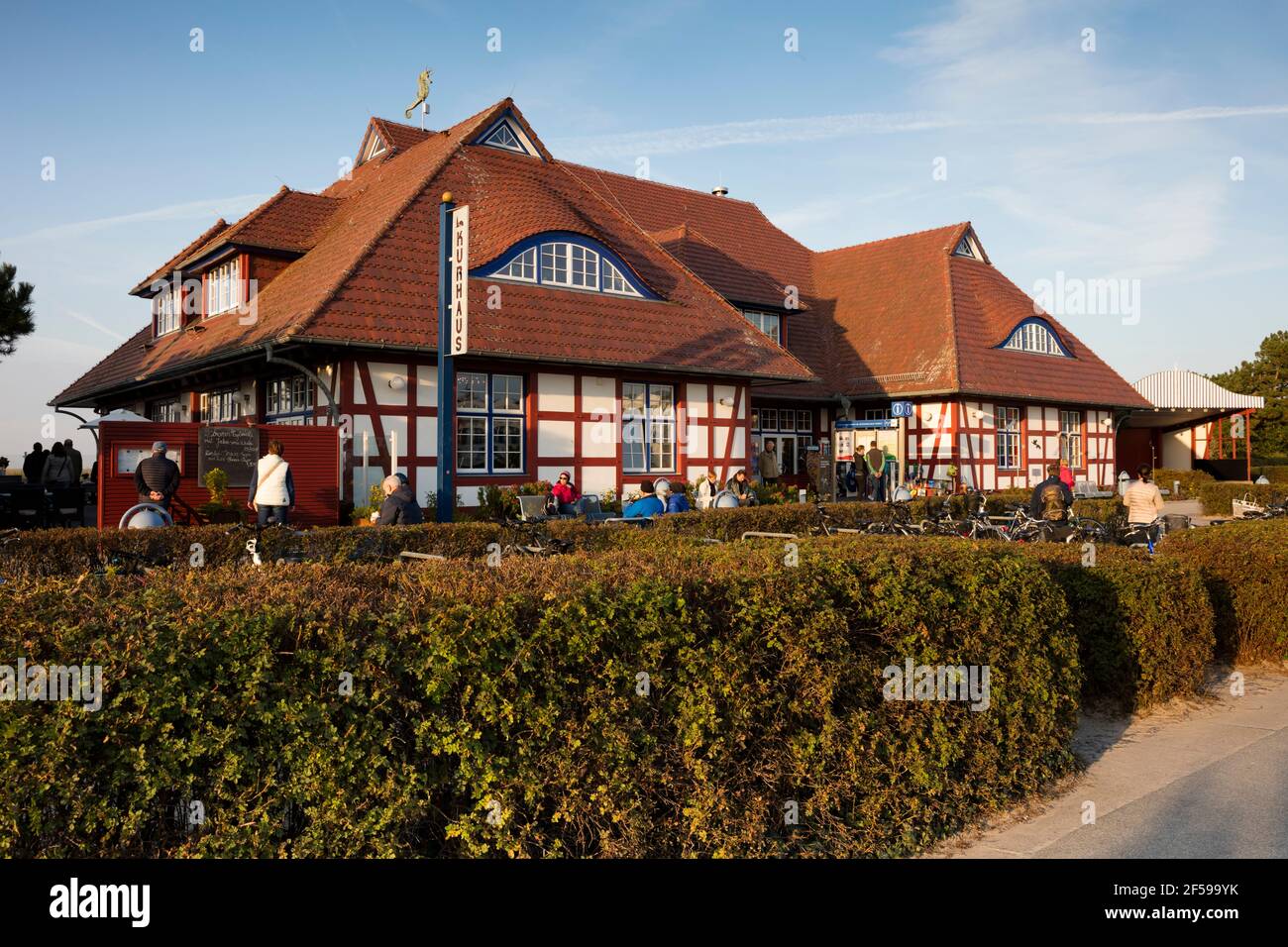 Geografía / viajes, Alemania, Mecklemburgo-Pomerania Occidental, Fischland-Darss-Zingst, Zingst, kurhaus, Derechos adicionales-liquidación-Información-no-disponible Foto de stock