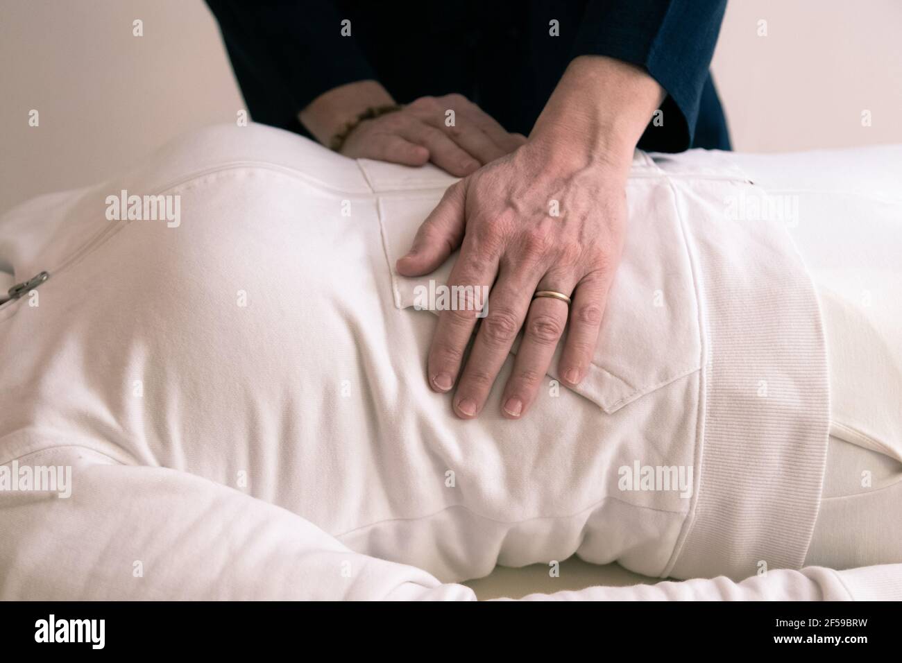 Terapeuta hombre haciendo terapia holística Reiki a una mujer. Tratamiento  de energía con el calor de las manos de la palma. Curación de energía  japonesa. Bienestar, salud, re Fotografía de stock -