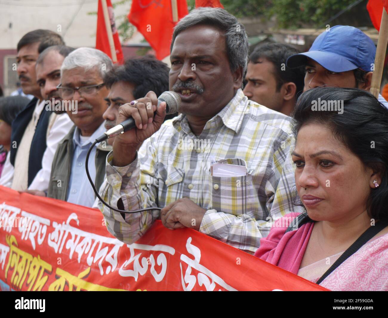 Amirul Haque Amin hablando durante la protesta por la seguridad en las fábricas En Bangladesh Foto de stock