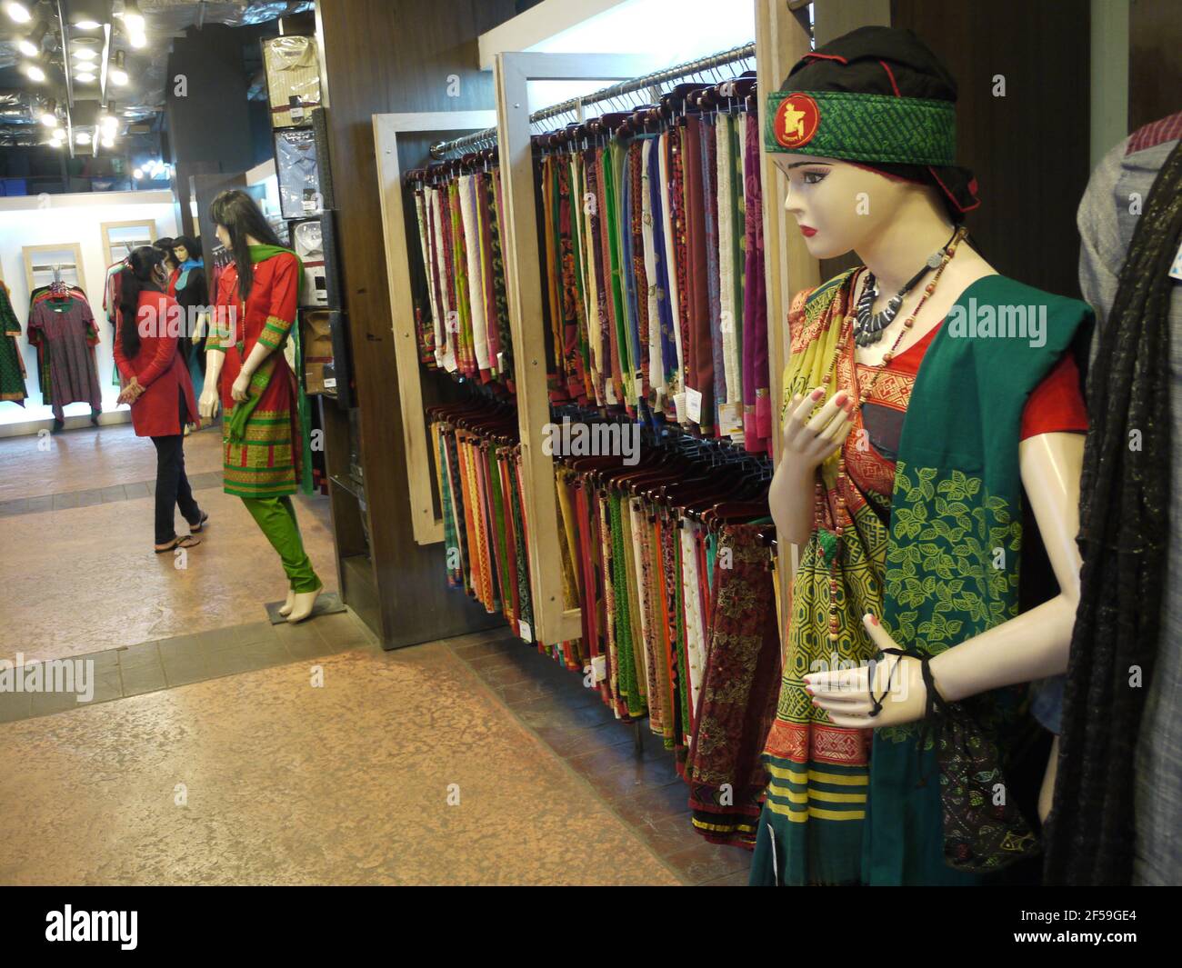 Un vestido tradicional con colores nacionales en un centro comercial, en Dhaka Foto de stock