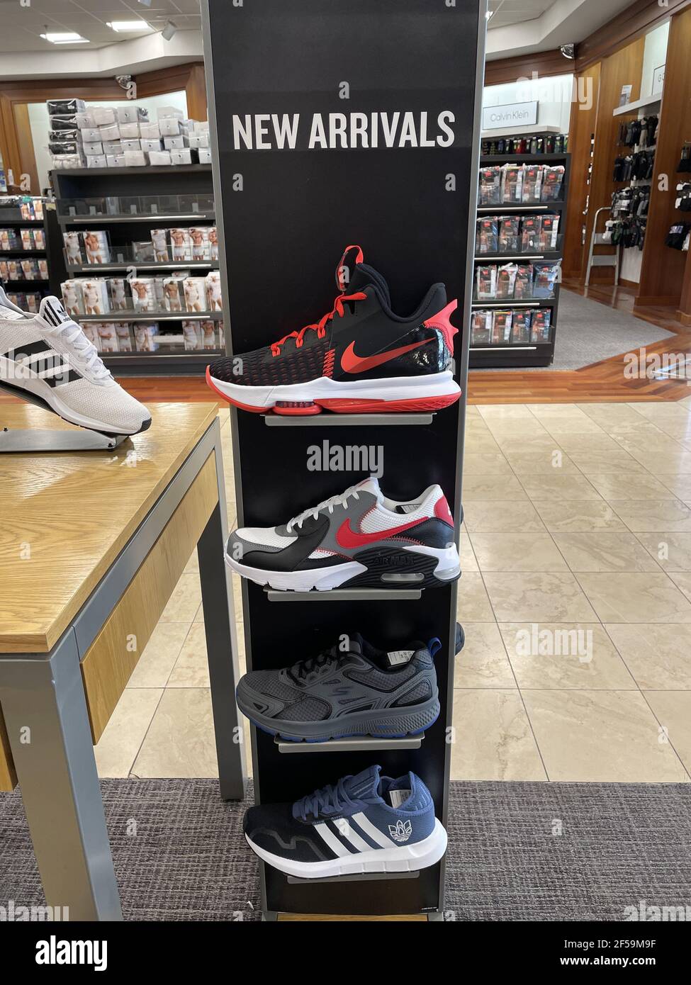 FRESNO, ESTADOS UNIDOS - 24 de marzo de 2021: Una foto de varios hombres  nuevos arribos de zapatillas Nike en la estantería de la tienda 24 de marzo  de 2021 Fotografía de stock - Alamy