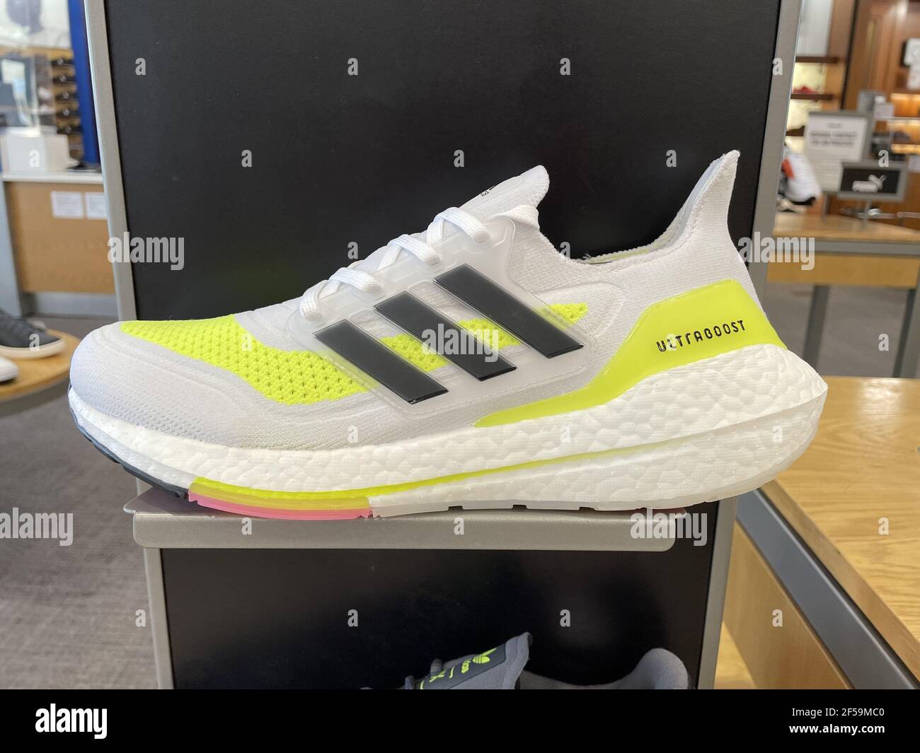 FRESNO, ESTADOS UNIDOS - Mar 24, 2021: Una foto de las nuevas llegadas de  Adidas UltraBoost Neon amarillo y blanco con rayas negras Zapatos para  hombre en la tienda sh Fotografía de stock - Alamy