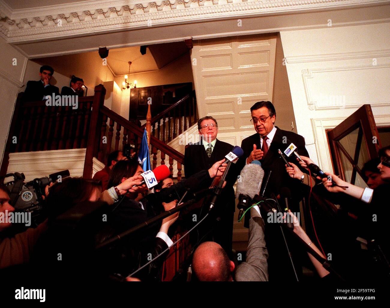 Mario Artaza Embajador chileno con el representante legal Santiago Benedava Foto de stock
