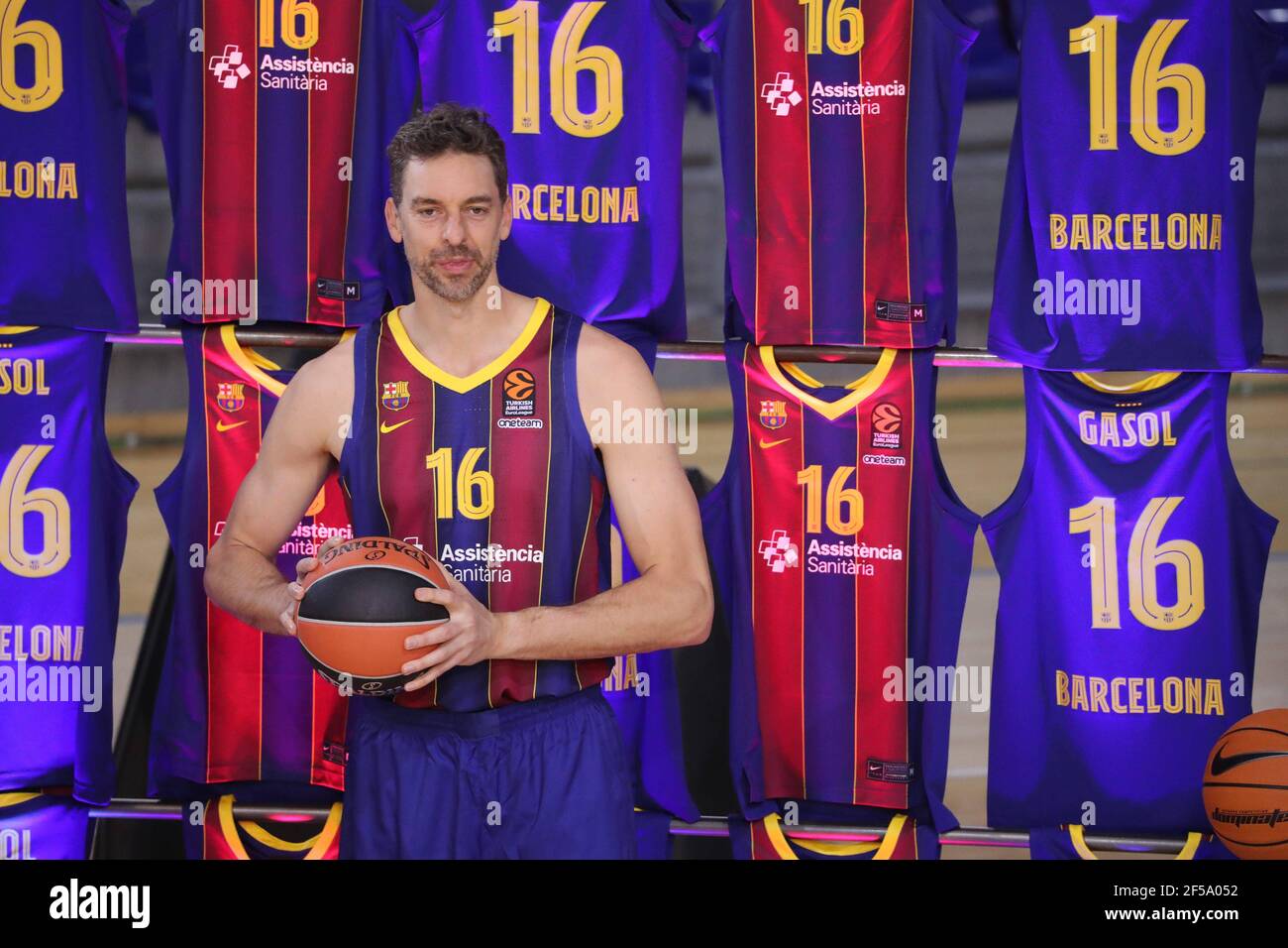 Barcelona, España. 25th de marzo de 2021. Presentación oficial de Pau Gasol  como nuevo jugador del FC Barcelona Basketball, en Barcelona el 25 de marzo  de 2021 Presentación oficial de Pau Gasol
