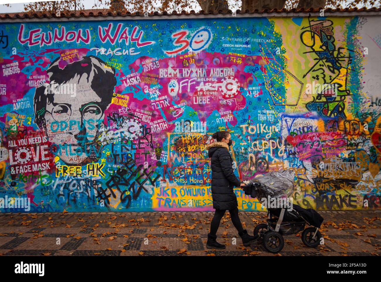 ´s graffiti en la pared de John Lennon durante la pandemia de Covid 19 - con signo todo lo que necesitas es máscara de amor y cara, en Praga, República Checa, 5 de enero de 2020. (CTK Ph Foto de stock