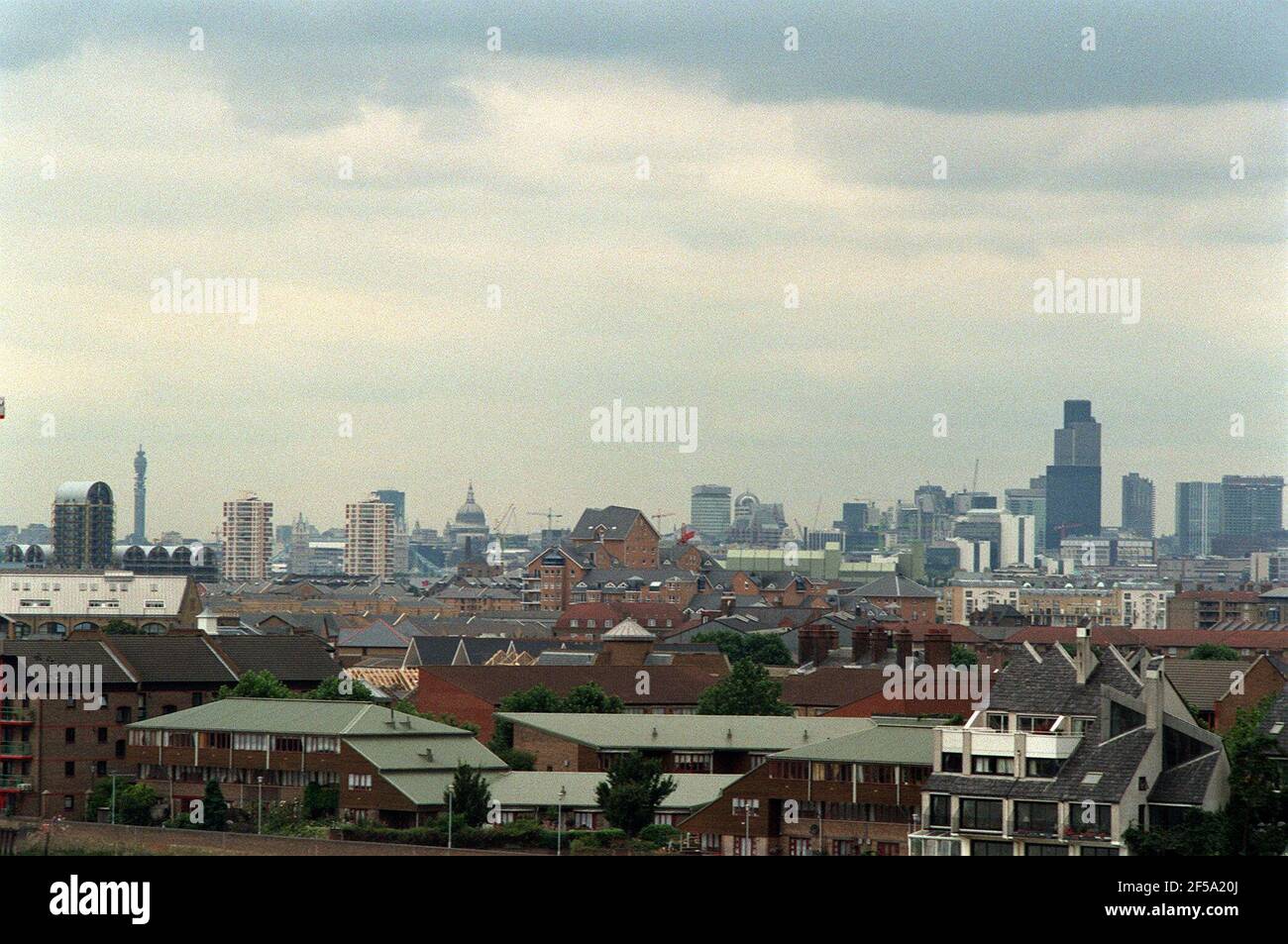 London Skyline Julio 1998a vista de Londres mirando desde Greenwich Foto de stock