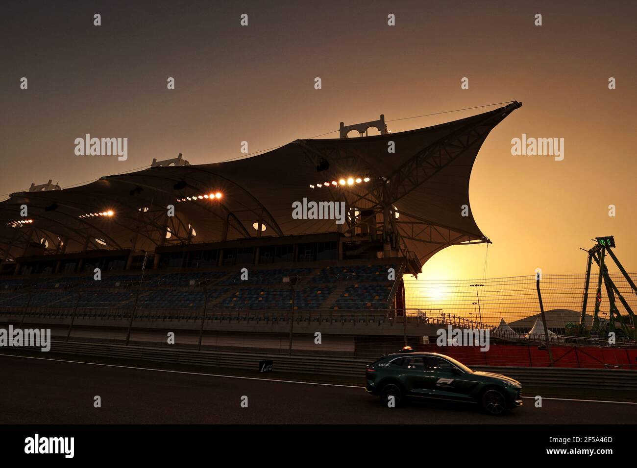 Sakhir, Bahréin. 25th de mayo de 2021.el coche médico Aston Martin FIA. Gran Premio de Bahrein, jueves 25th de marzo de 2021. Sakhir, Bahréin. Crédito: James Moy/Alamy Live News Foto de stock