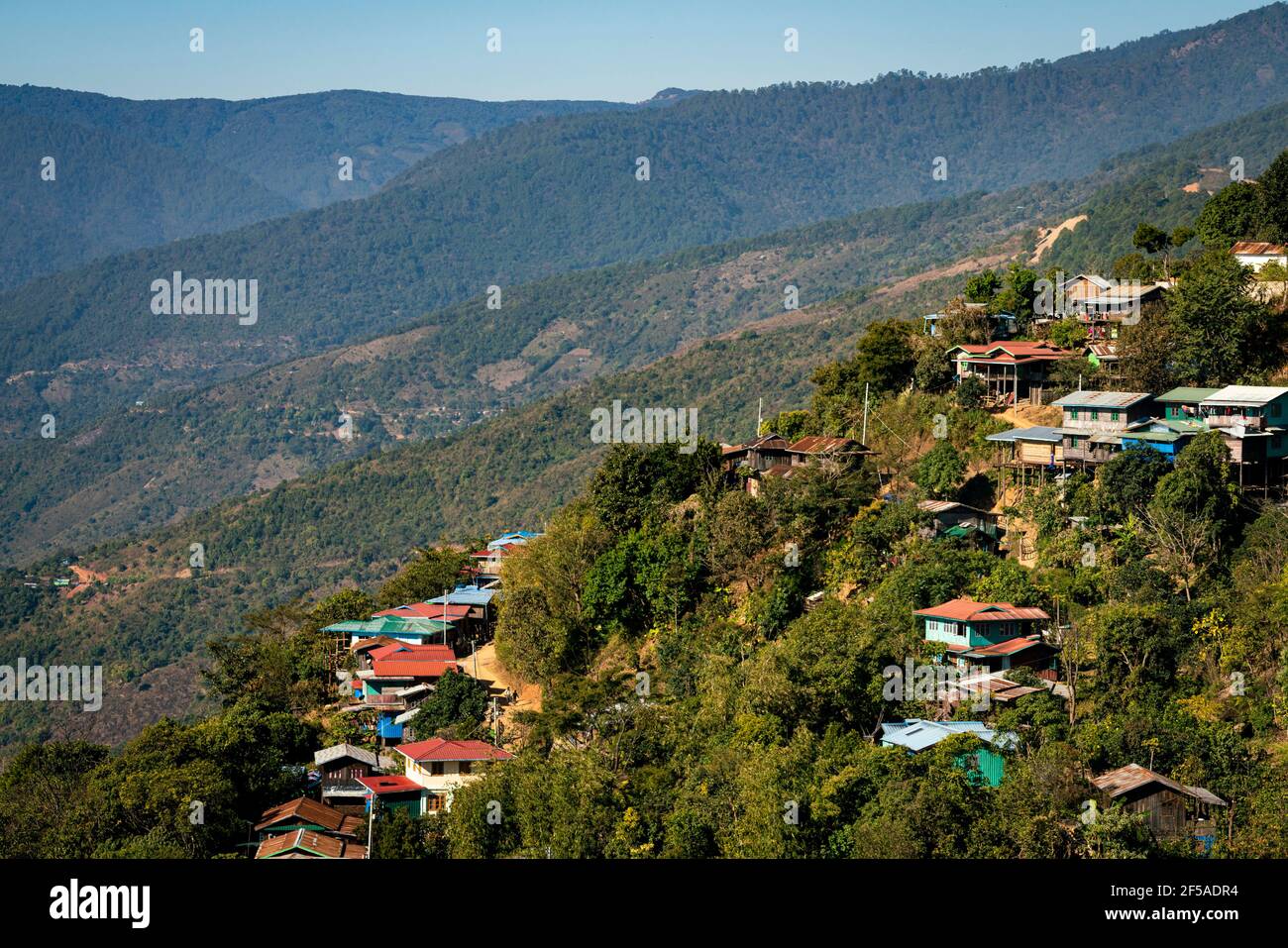 Casas en la ladera de las montañas, Mindat, Estado de Chin, Myanmar Foto de stock