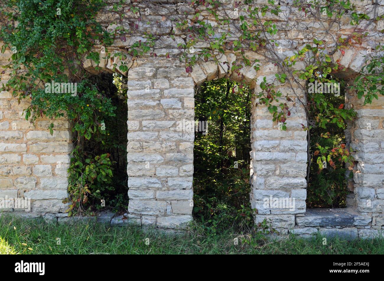 La puerta de piedra arqueada y ventanas en las ruinas de una antigua tienda general en la antigua Ruta 66 en plano, Missouri. Foto de stock