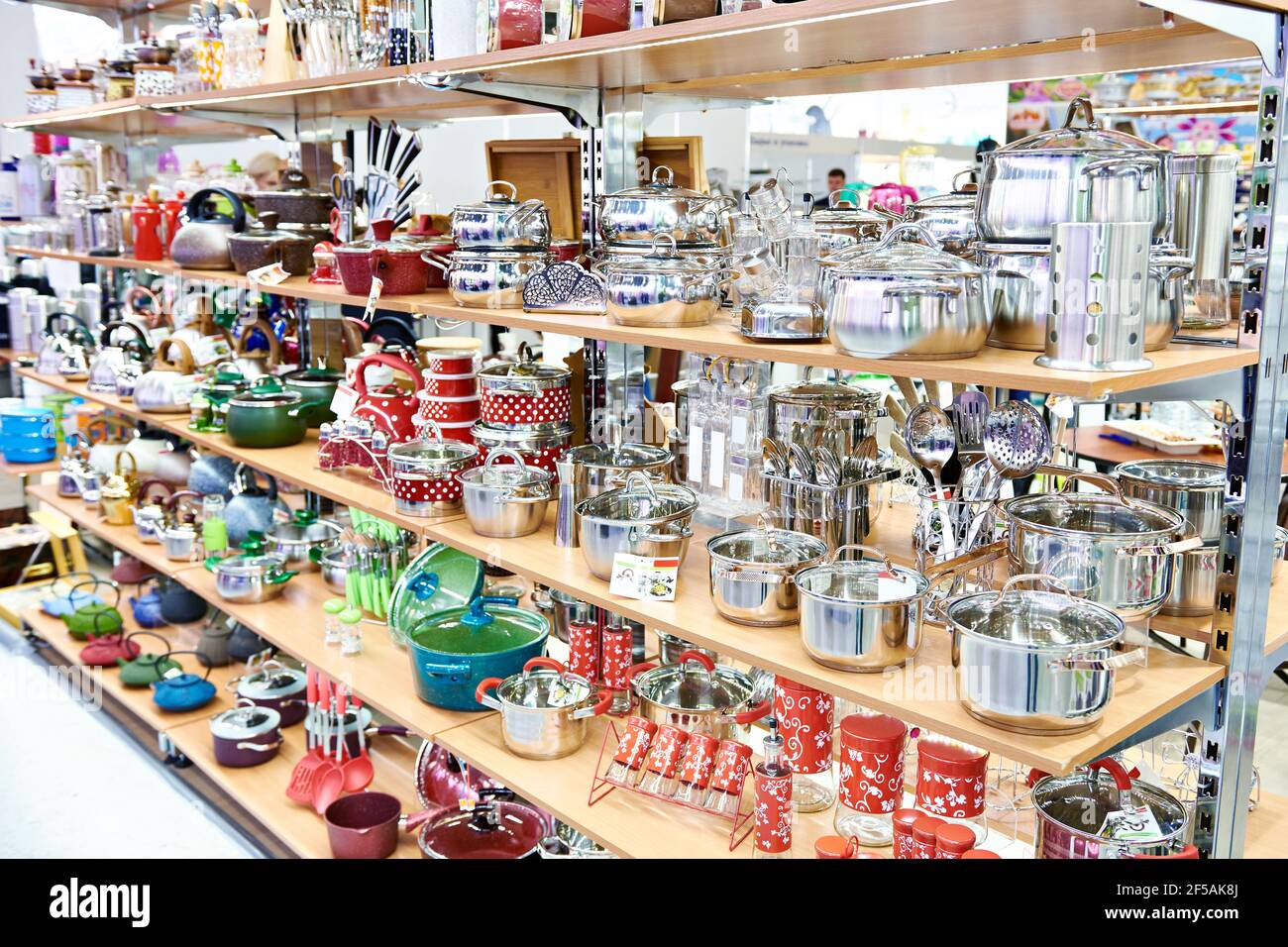 Utensilios de cocina en la tienda de artículos domésticos Fotografía de  stock - Alamy