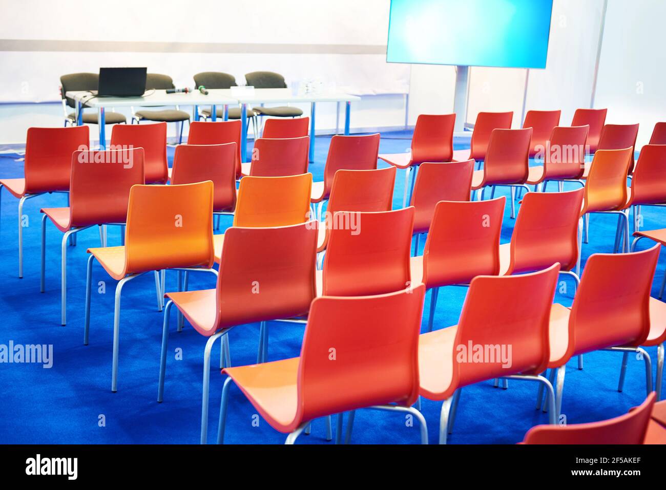 Sillas blancas de la moderna sala de conferencias de negocios Foto de stock