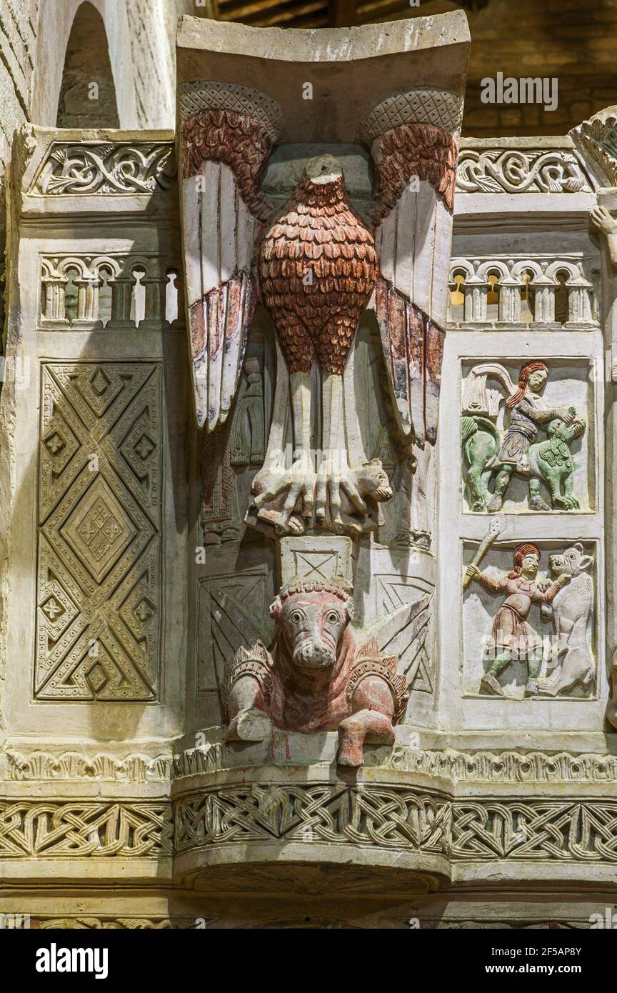 Detalles del ambo ricamente tallado y coloreado de la iglesia románica de Santa María del Lago. Moscufo, provincia de Pescara, Abruzos, Italia, Europa Foto de stock