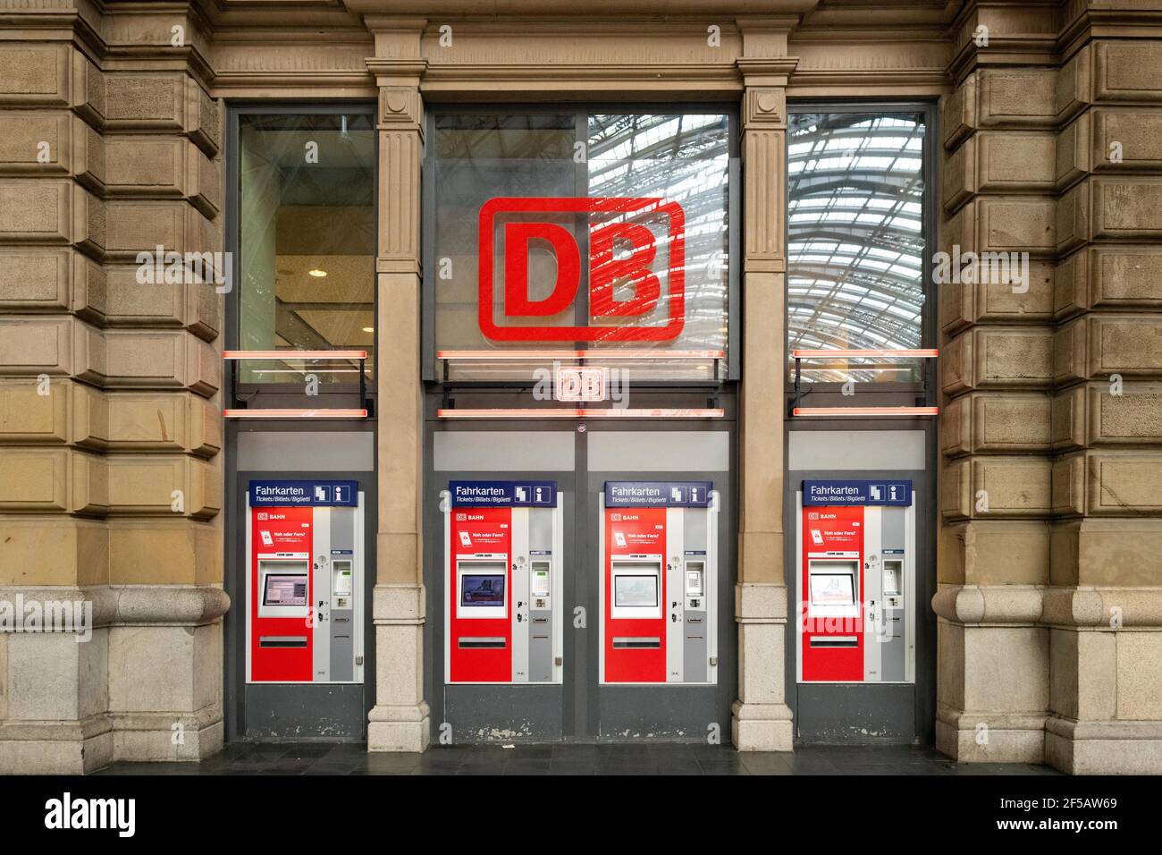 Máquinas de billetes Deutsche Bahn DB, estación de tren de Frankfurt, Alemania Foto de stock