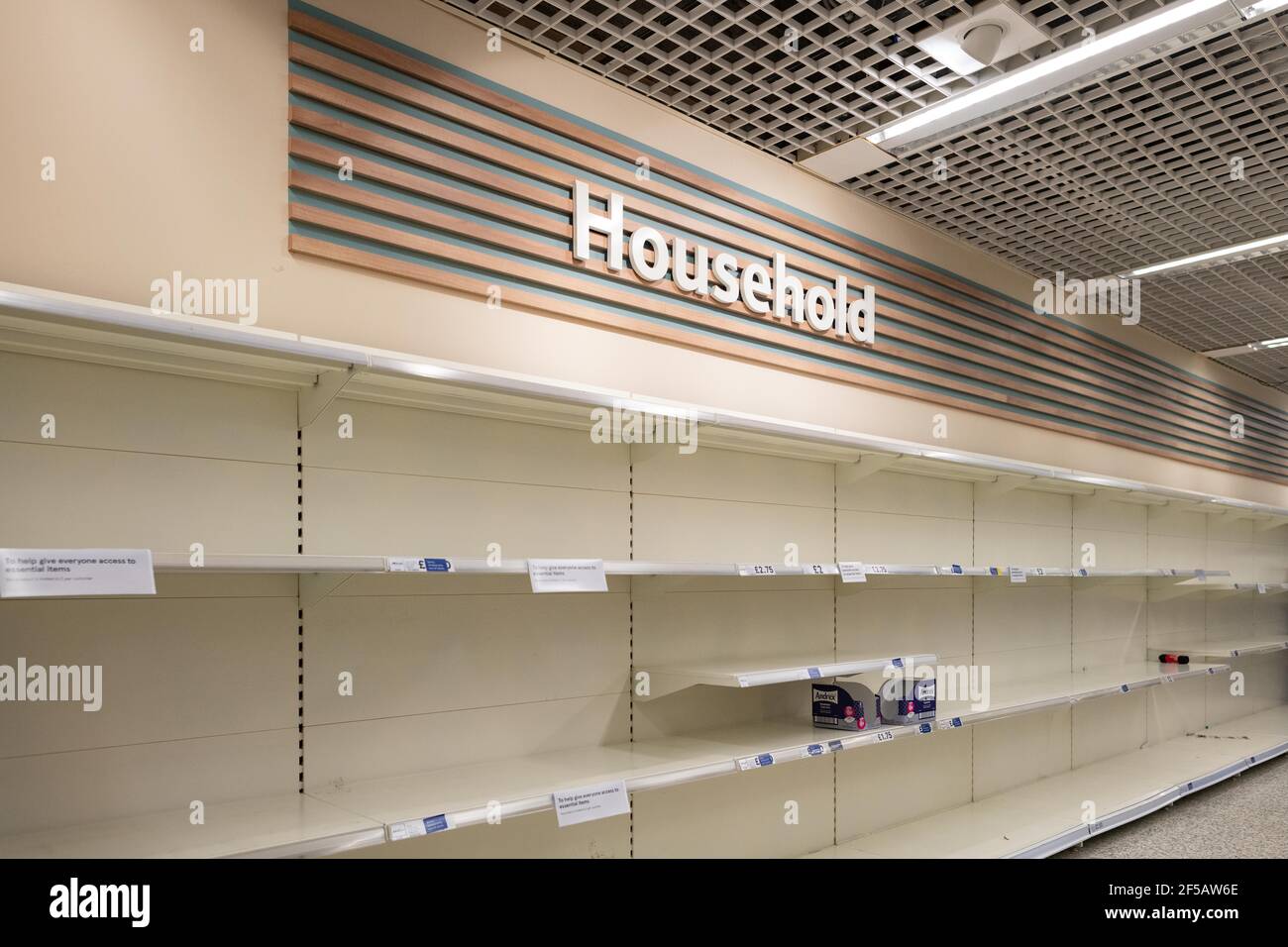 Estantes vacíos durante la pandemia de coronavirus en el supermercado Tesco, Milngavie, Escocia, Reino Unido Foto de stock