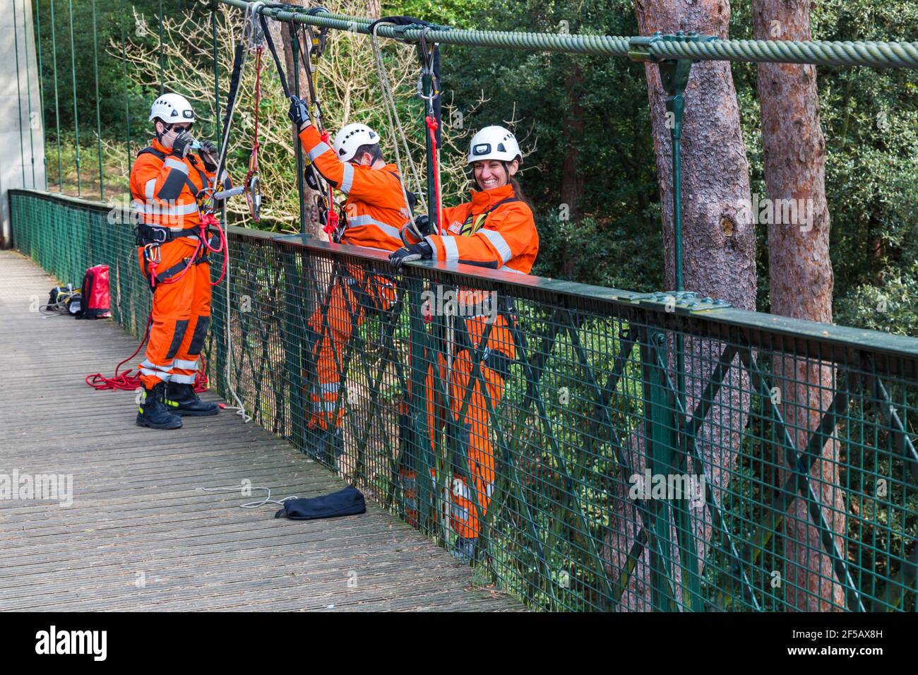 El Servicio de Bomberos de Dorset lleva a cabo un ejercicio de entrenamiento en el puente colgante en Alum Chine, Bournemouth, Dorset UK en marzo durante el cierre de Covid-19 Foto de stock