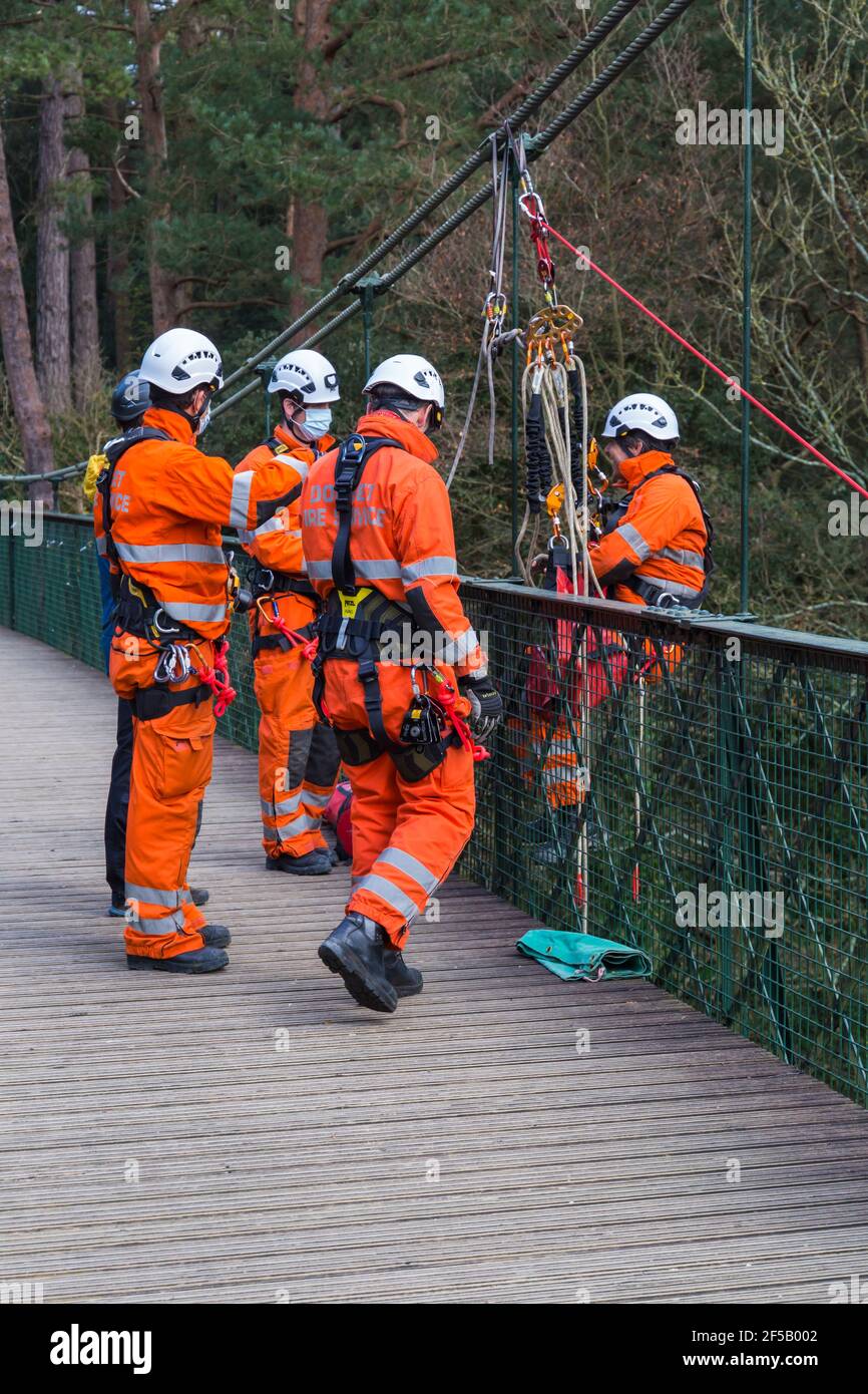 El Servicio de Bomberos de Dorset lleva a cabo un ejercicio de entrenamiento en el puente colgante en Alum Chine, Bournemouth, Dorset UK en marzo durante el cierre de Covid-19 Foto de stock