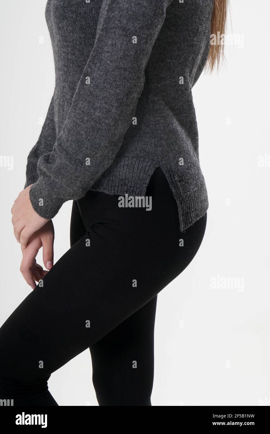 Chica en negro leggins y blusa gris Fotografía de stock - Alamy