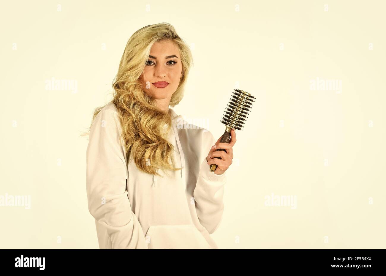 Cabello largo. Cuidado del cabello. Peluquería. Equipo profesional. Cabello  fácil. Suministros de belleza. Evite el secado excesivo y el  sobrecalentamiento. Cepillo de rizado caliente Fotografía de stock - Alamy