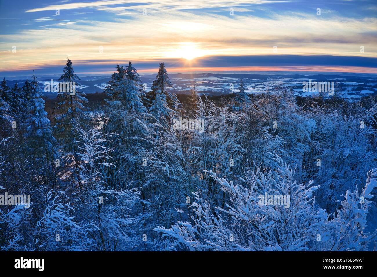 Luftaufnahme vom winterlichen Sonnenuntergang auf dem Hohen Meißner Foto de stock