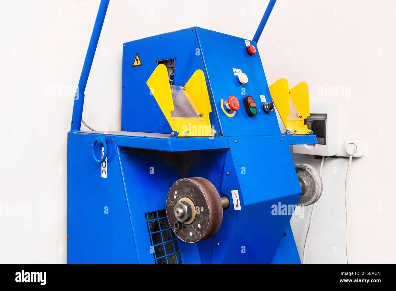 Máquina de molienda para el procesamiento de zapatos en una zapatería en una planta industrial. Foto de stock