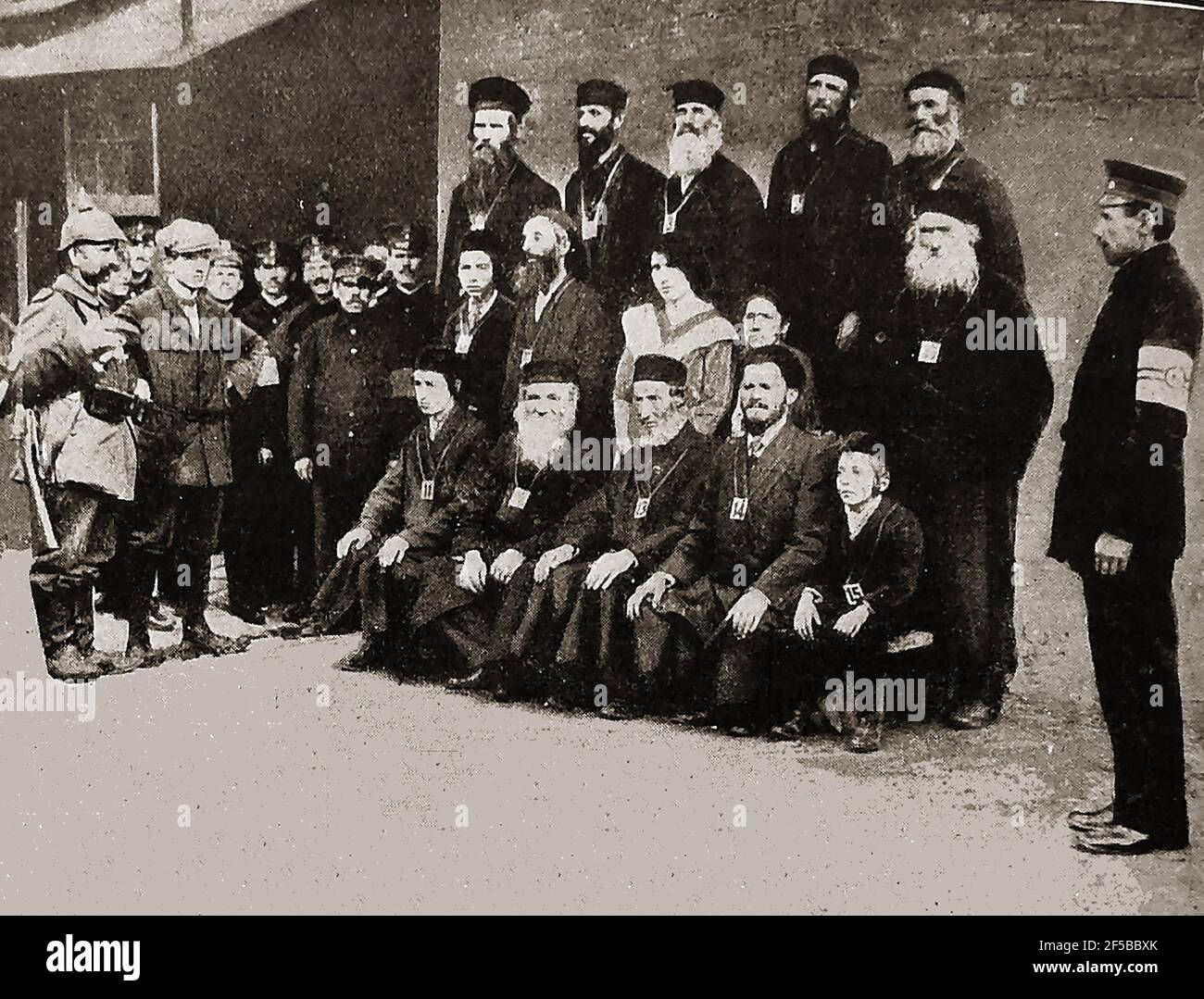 WWI - los judíos polacos son fotografiados por las autoridades alemanas de ocupación. A cada uno se le dio una placa numerada para que la llevaran alrededor de sus cuellos. Foto de stock