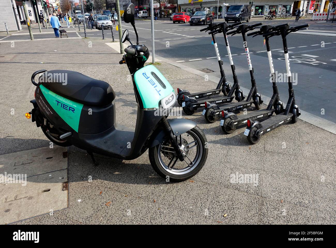 Scooter eléctrico de Tier en Berlín Fotografía de stock - Alamy