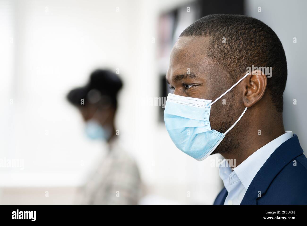Gente de negocios en Covid médica se enfrentan a Máscaras Foto de stock