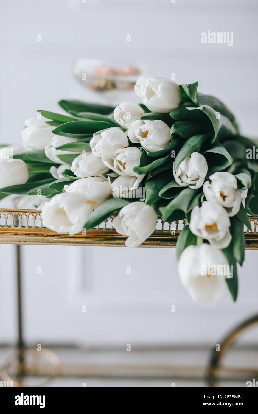 Ramo romántico de bodas de tulipanes blancos. Flores de primavera  Fotografía de stock - Alamy