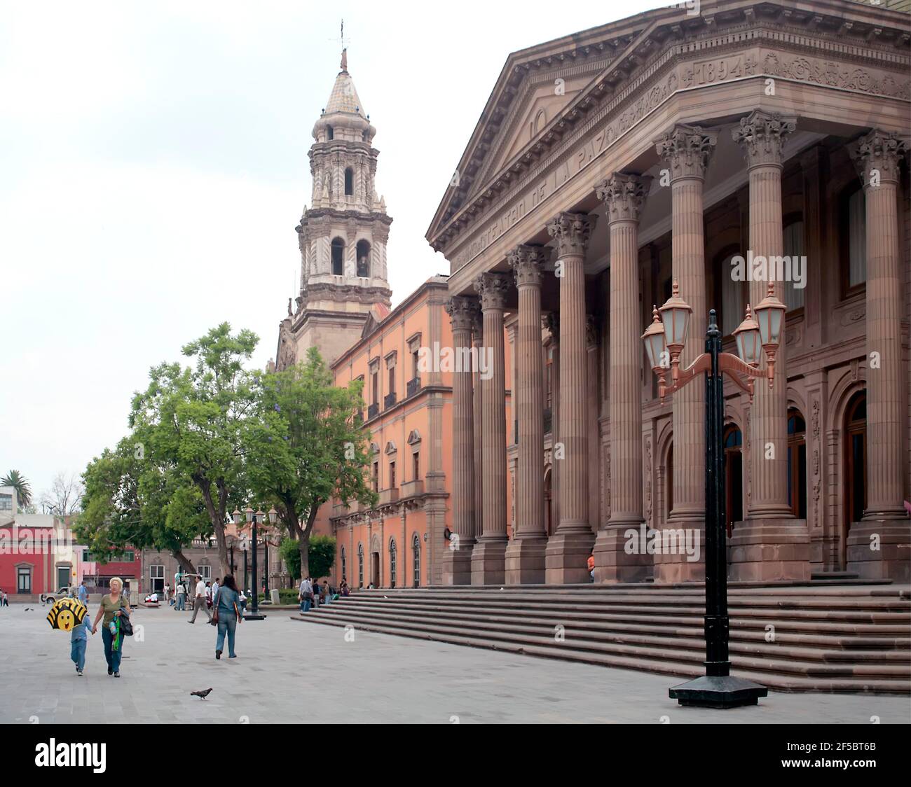 Teatro de la paz columnas san luis potosi fotografías e imágenes de