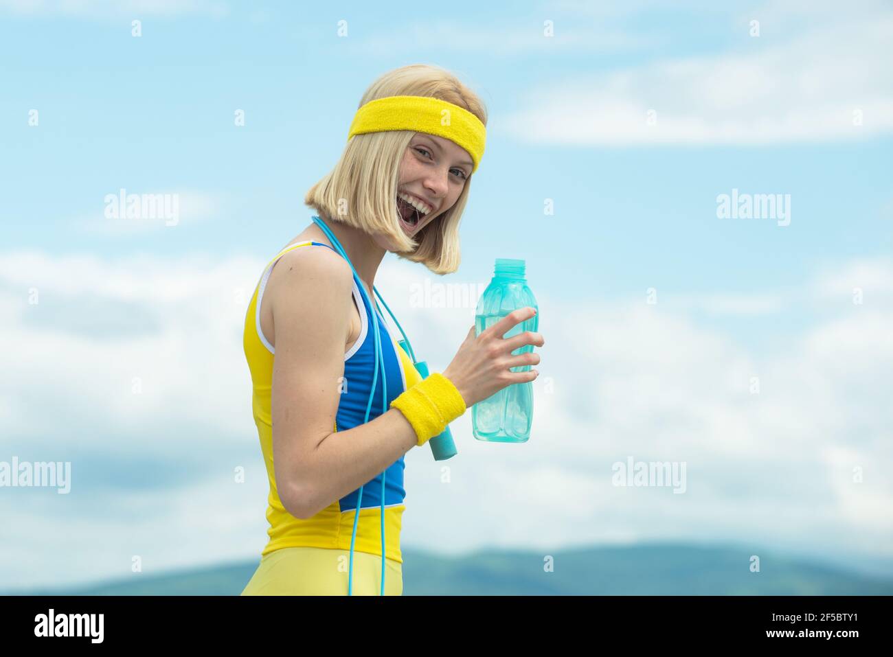 Mujer Atleta Toma Un Descanso Ella Bebe Agua En Una Carrera En Un Dia Caluroso Mujer De Fitness Retrato De Joven Alegre Y Atractiva Mujer Bebiendo Agua Fotografia De Stock Alamy