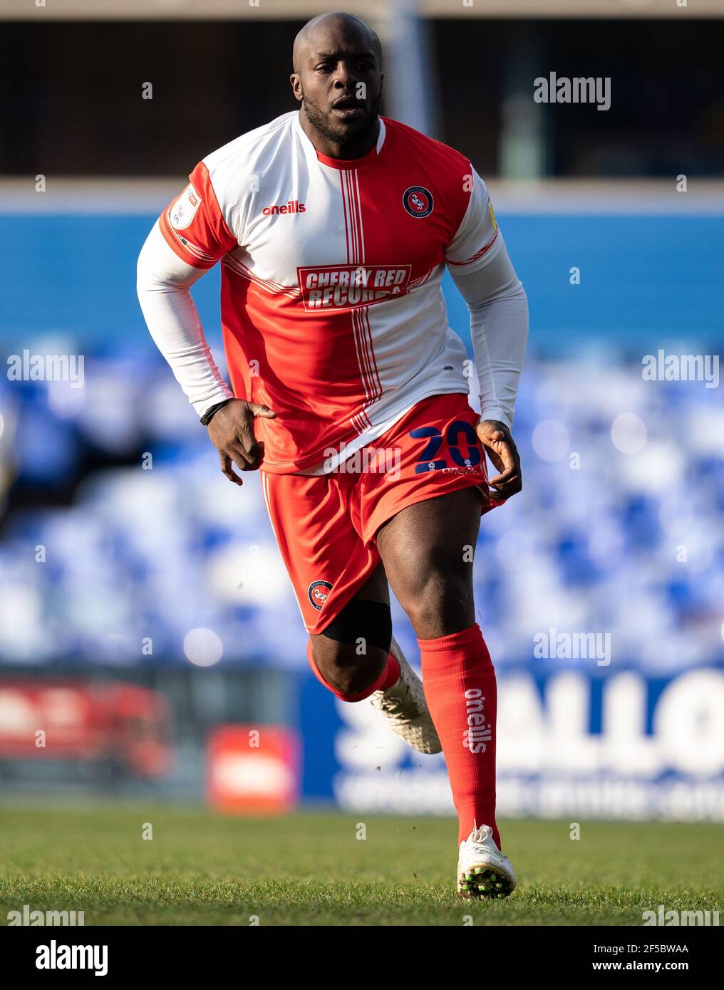Adebayo Akinfenwa de Wycombe Wanderers durante el Sky Bet Championship Detrás de puertas cerradas partido entre Coventry City y Wycombe Wanderers En el RI Foto de stock