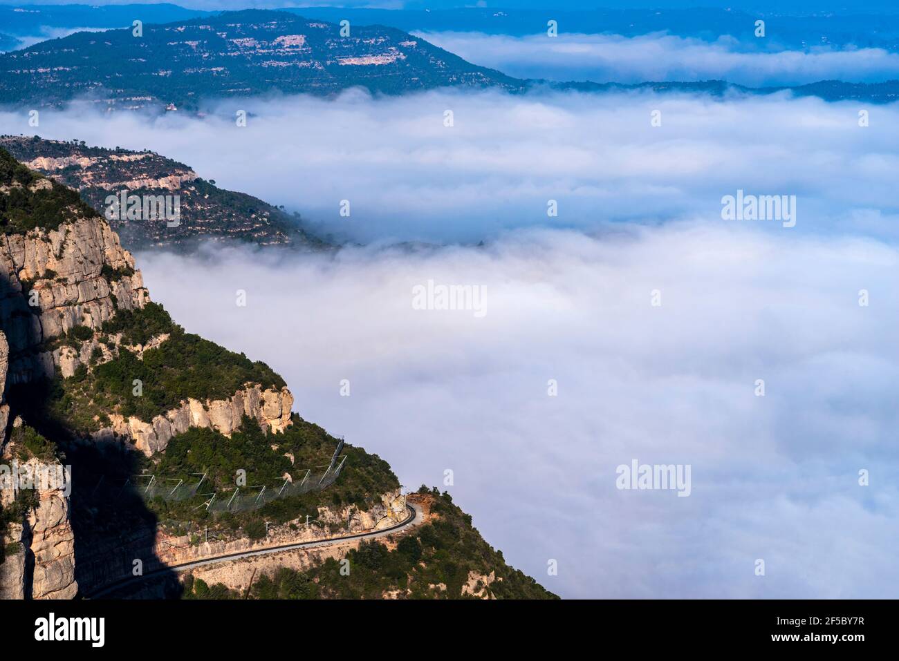 Montaña y basílica de Montserrat, Vista aérea del centro de Cataluña, zona de Manresa, Barcelona, Cataluña, España. Foto de stock