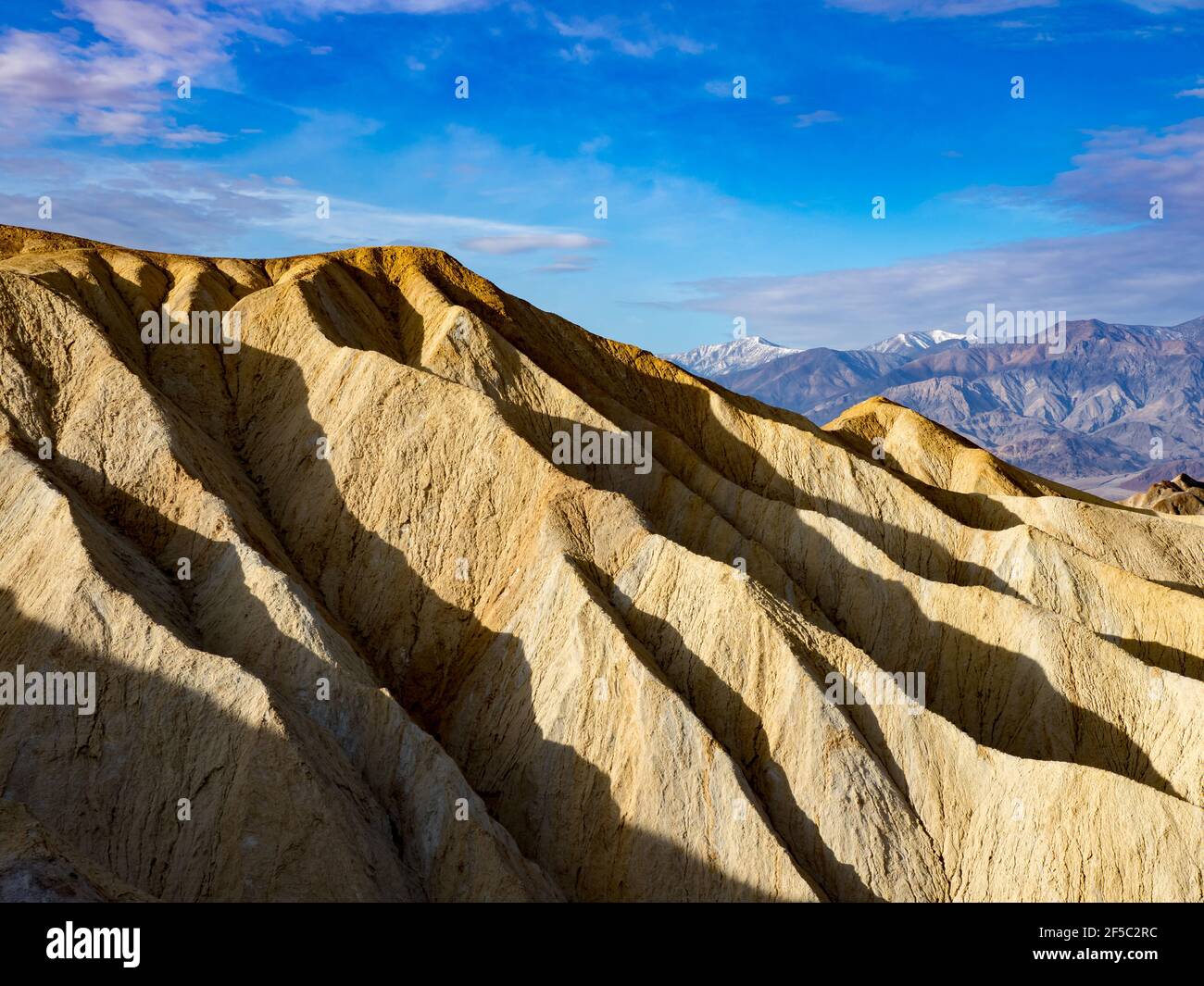 El impresionante paisaje de la región de los badlands cerca de Zabriskie punto en el Parque Nacional del Valle de la muerte, California, EE.UU Foto de stock