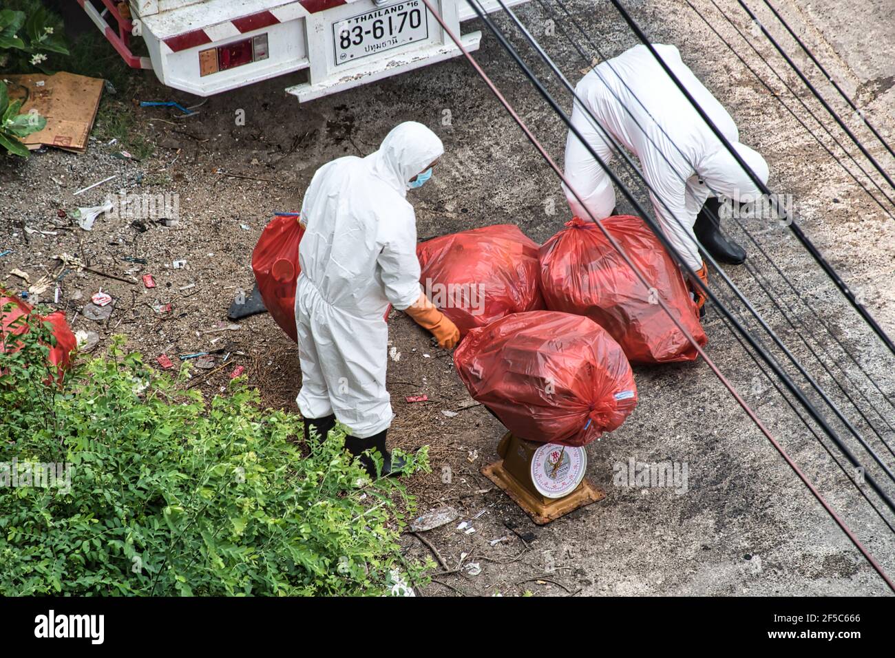 Bangkok, Tailandia 03.26.2021 empleados de gestión de residuos en equipos de protección personal recogiendo los residuos de la alternativa de diseño de lujo Cotai Foto de stock