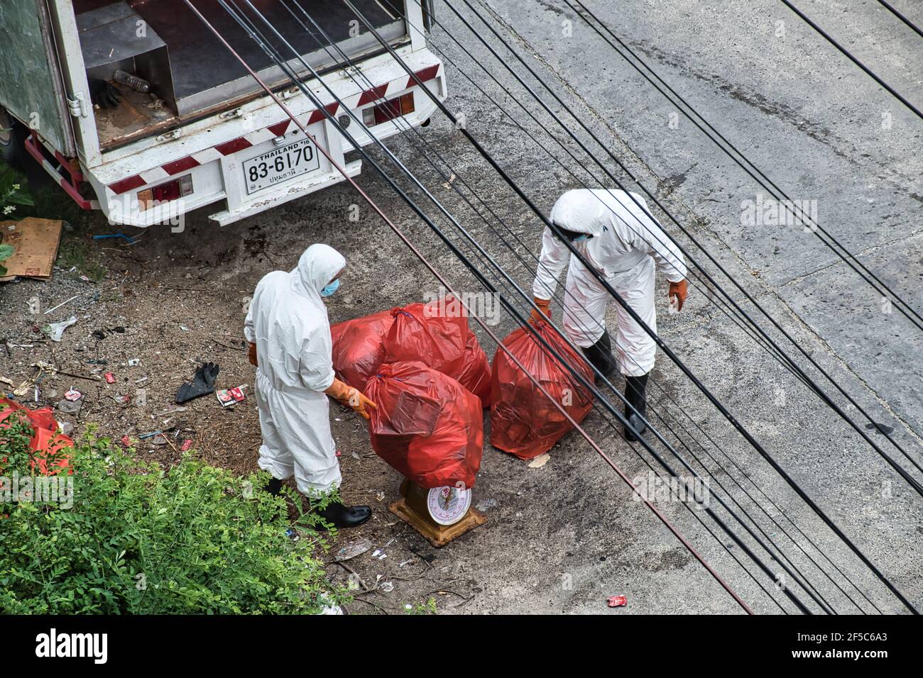 Bangkok, Tailandia 03.26.2021 empleados de gestión de residuos en equipos de protección personal recogiendo los residuos de la alternativa de diseño de lujo Cotai Foto de stock