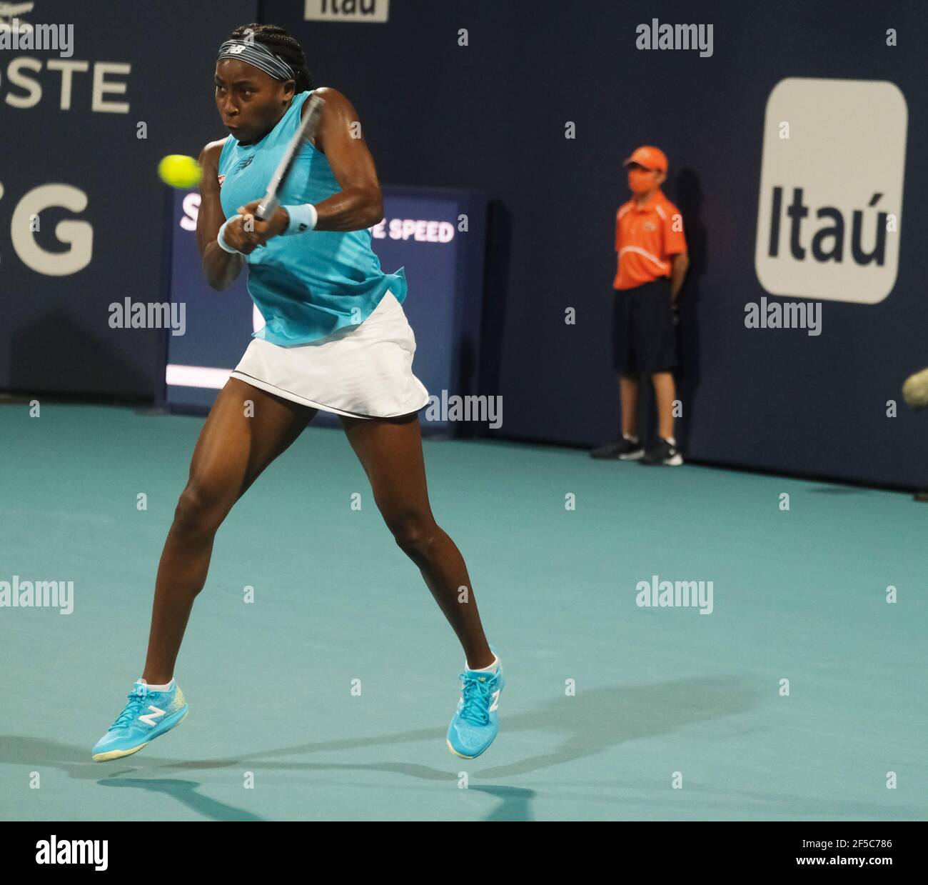 Miami Gardens, Estados Unidos. 25th de marzo de 2021. CORI 'Coco' Gauff de los EE.UU. Devuelve el balón a Anastasija Sevastova de Letonia en la cancha del estadio en el Miami Open en el Hard Rock Stadium en Miami Gardens, Florida, el jueves, 25 de marzo de 2021. Sevastova derrotó a Gauff 1-6, 6-2, 6-3. Foto de Gary I Rothstein/UPI crédito: UPI/Alamy Live News Foto de stock
