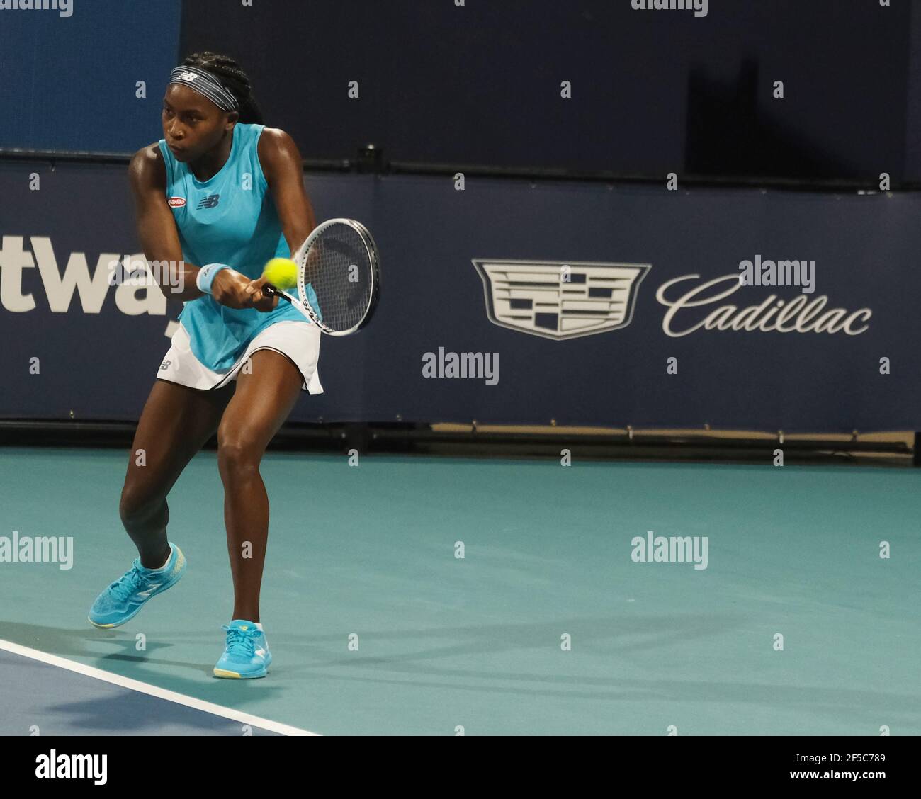 Miami Gardens, Estados Unidos. 25th de marzo de 2021. CORI 'Coco' Gauff de los EE.UU. Devuelve el balón a Anastasija Sevastova de Letonia en la cancha del estadio en el Miami Open en el Hard Rock Stadium en Miami Gardens, Florida, el jueves, 25 de marzo de 2021. Sevastova derrotó a Gauff 1-6, 6-2, 6-3. Foto de Gary I Rothstein/UPI crédito: UPI/Alamy Live News Foto de stock