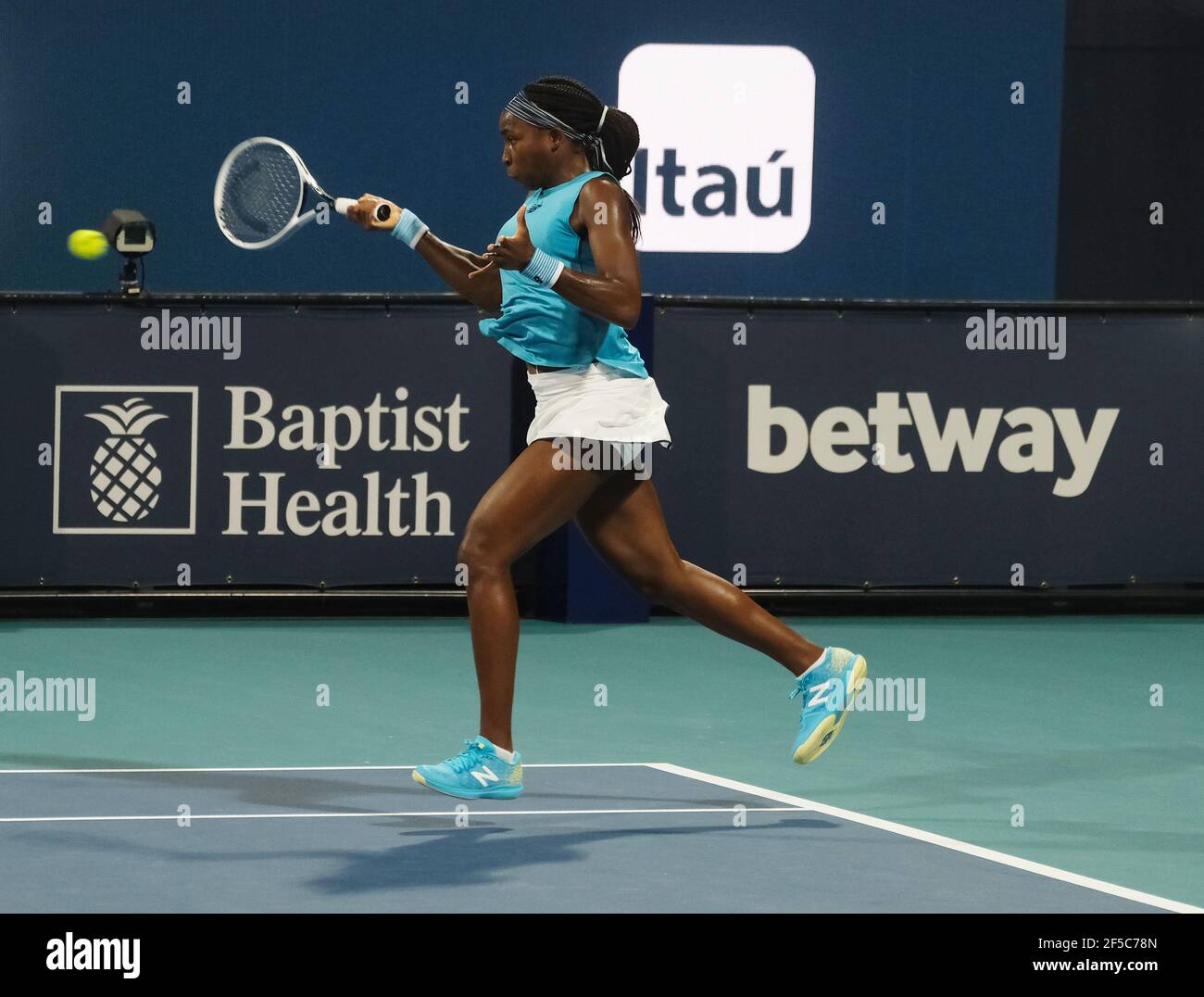 Miami Gardens, Estados Unidos. 25th de marzo de 2021. CORI 'Coco' Gauff de los EE.UU. Devuelve el balón a Anastasija Sevastova de Letonia en la cancha del estadio en el Miami Open en el Hard Rock Stadium en Miami Gardens, Florida, el jueves, 25 de marzo de 2021. Sevastova derrotó a Gauff 1-6, 6-2, 6-3. Foto de Gary I Rothstein/UPI crédito: UPI/Alamy Live News Foto de stock