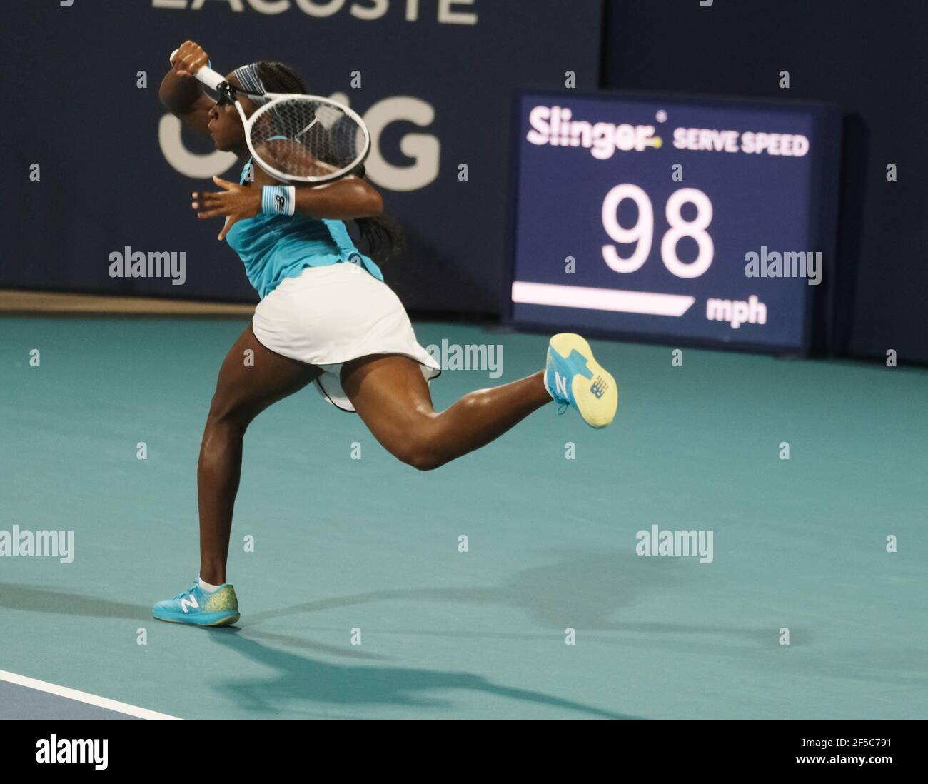 Miami Gardens, Estados Unidos. 25th de marzo de 2021. CORI 'Coco' Gauff de los EE.UU. Devuelve el balón a Anastasija Sevastova de Letonia en la cancha del estadio en el Miami Open en el Hard Rock Stadium en Miami Gardens, Florida, el jueves, 25 de marzo de 2021. Sevastova derrotó a Gauff 1-6, 6-2, 6-3. Foto de Gary I Rothstein/UPI crédito: UPI/Alamy Live News Foto de stock