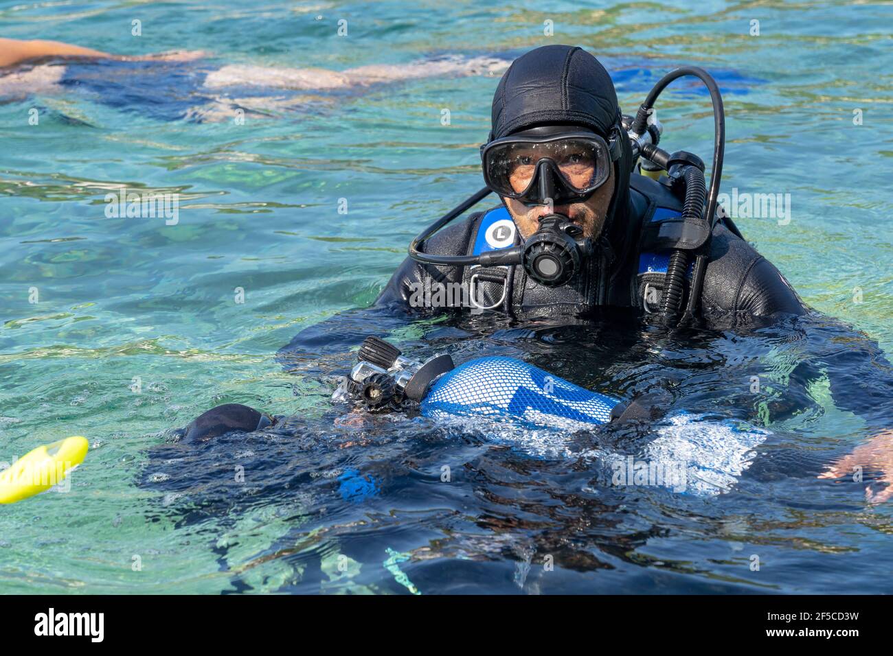 Retrato de un instructor de buceo mirando la cámara. Curso Junior Open Water Diver. Foto de stock