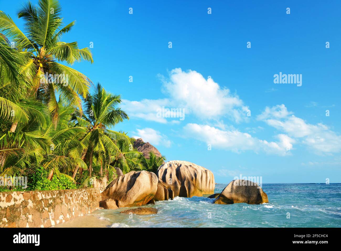 Hermosa playa Anse Source d'Argent con grandes rocas de granito en el día soleado. Isla la Digue, Seychelles. Foto de stock