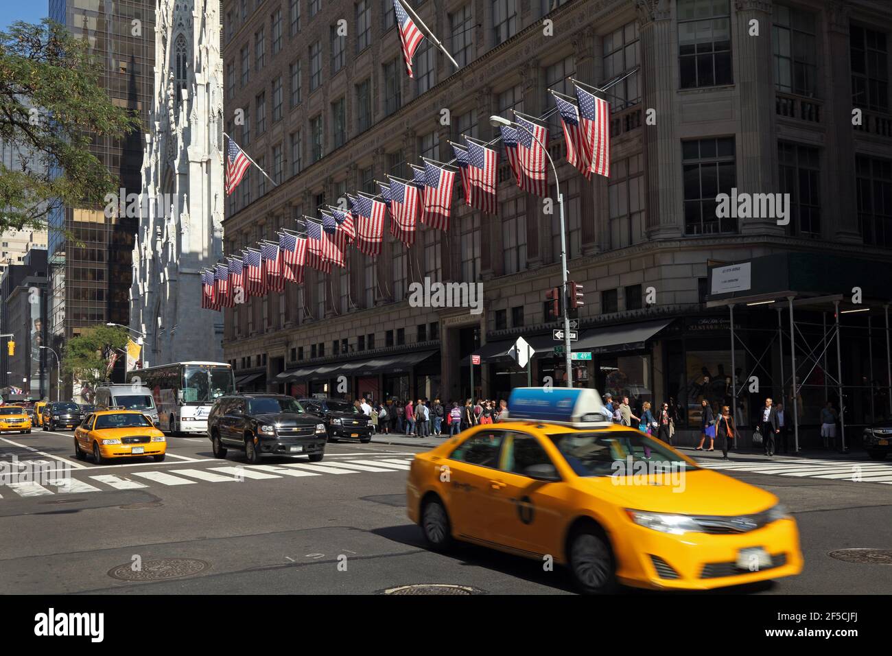 Geografía / viajes, EE.UU., Nueva York, Nueva York, Saks (Kaufhaus) und St Patricks Cathedral, 5th Avenu, Additional-Rights-Clearance-Info-no-disponible Foto de stock