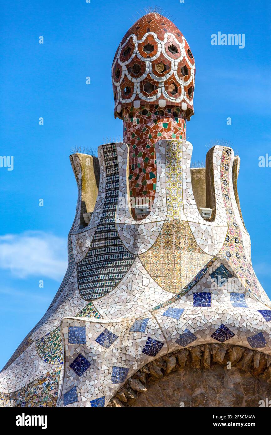 Diseño de chimenea de mosaico ornamentado en el Parc Guell de Gaudí en Barcelona, en la región de Cataluña de España. El parque abarca 20 hectáreas (50 acres) y era de ocho Foto de stock
