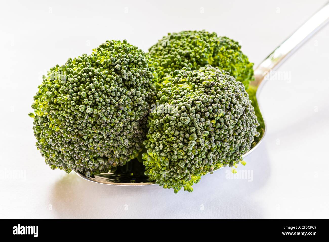 Primer plano de tres cabezas de flores de brócoli comestibles, Londres, Reino Unido Foto de stock
