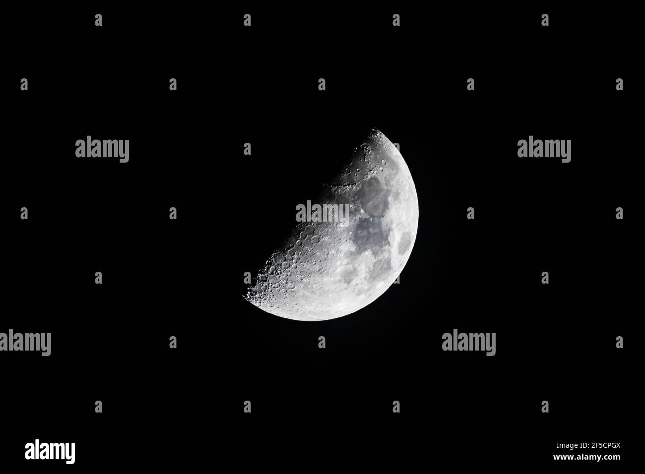 Primer plano de una media luna encerante sobre el norte de Londres, Reino Unido Foto de stock